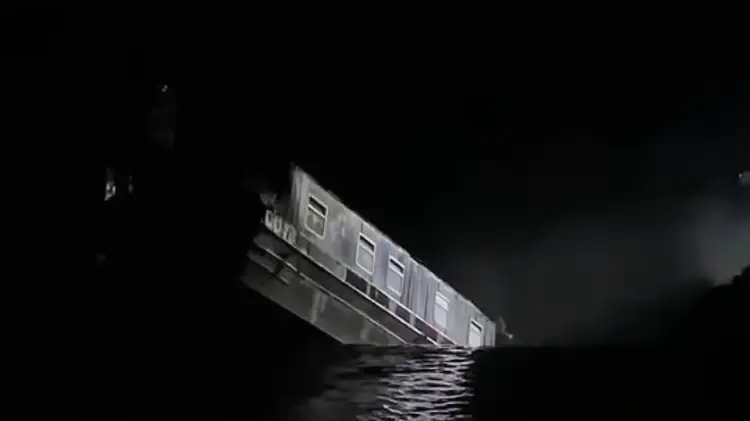 Video/ Momenti kur një gropë “thith” varkat në një kanal në Britani