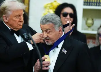 Sylvester Stallone nderohet në Kennedy Center Honors, paraqitja e tij me bastun dhe prania e Trump në ceremoni