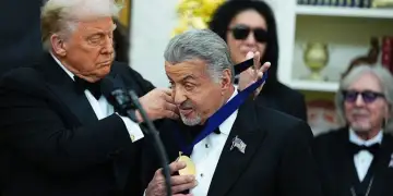 Sylvester Stallone nderohet në Kennedy Center Honors, paraqitja e tij me bastun dhe prania e Trump në ceremoni