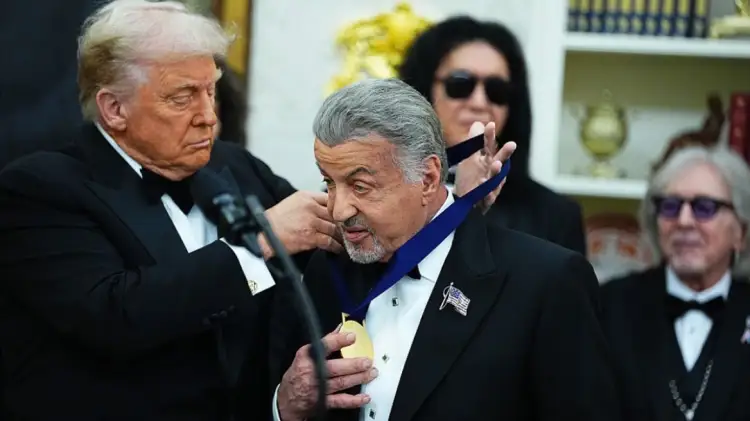 Sylvester Stallone nderohet në Kennedy Center Honors, paraqitja e tij me bastun dhe prania e Trump në ceremoni