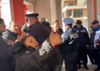 Protesta për ujin e pijshëm në Vlorë! Qytetarët përplasen me policinë, hedhin letra higjienike