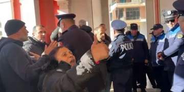 Protesta për ujin e pijshëm në Vlorë! Qytetarët përplasen me policinë, hedhin letra higjienike