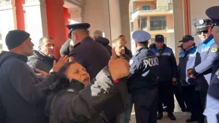 Protesta për ujin e pijshëm në Vlorë! Qytetarët përplasen me policinë, hedhin letra higjienike