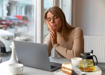 Pse zgjoheni gjithmonë të lodhur dhe çfarë të bëni në lidhje me këtë