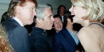 Publikohen foto të reja të Epstein dhe të ftuarve të tij: Prezervativët “Trump” dhe festa me gra