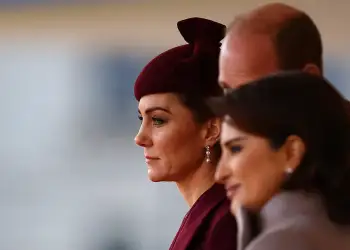 Kate Middleton thyen heshtjen për kimioterapinë gjatë një vizite në spital