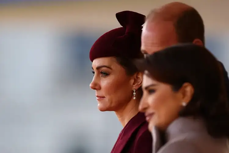 Kate Middleton thyen heshtjen për kimioterapinë gjatë një vizite në spital