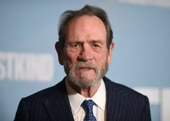 Shqetësim për shëndetin e Tommy Lee Jones, shfaqet në publik për herë të parë që nga vdekja e vajzës së tij