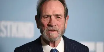 Shqetësim për shëndetin e Tommy Lee Jones, shfaqet në publik për herë të parë që nga vdekja e vajzës së tij