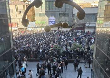 Kriza ekonomike ndez protestat në Iran/ Regjimi mbyll internetin, përdoret forcë vdekjeprurëse