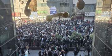 Kriza ekonomike ndez protestat në Iran/ Regjimi mbyll internetin, përdoret forcë vdekjeprurëse