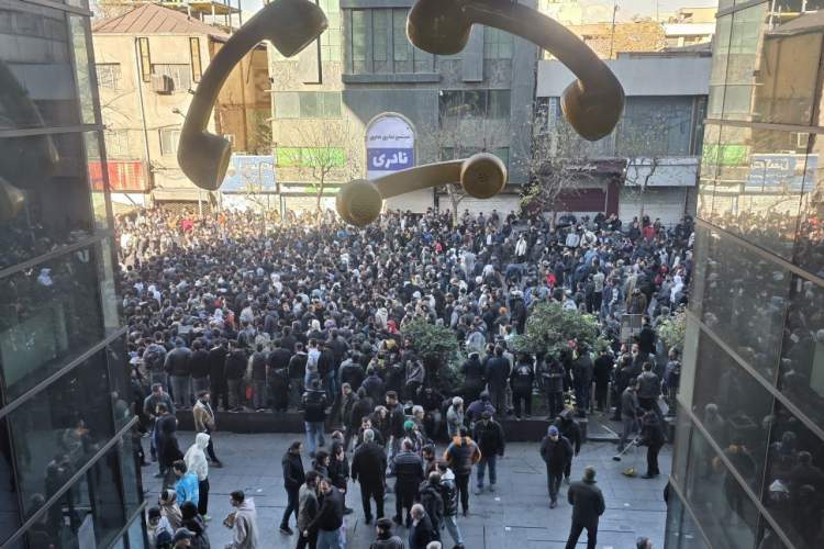 Kriza ekonomike ndez protestat në Iran/ Regjimi mbyll internetin, përdoret forcë vdekjeprurëse