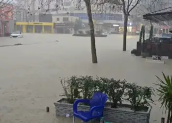 Reshjet e dendura të shiut bllokojnë qarkullimin në aksin Tiranë–Durrës, rrugët që duhen devijuar