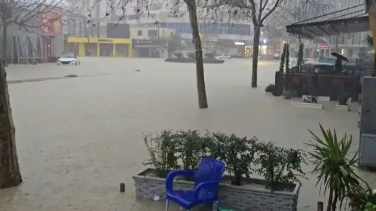 Reshjet e dendura të shiut bllokojnë qarkullimin në aksin Tiranë–Durrës, rrugët që duhen devijuar