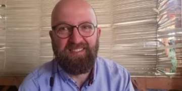 Skandaloze/ Arrestohet në Kosovë konspiracionisti i njohur, shiste ilaçe për kafshë si trajtim për autizmin