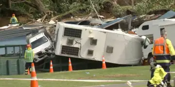 Tragjedi në Zelandën e Re: Dy të vdekur dhe persona të bllokuar pas rrëshqitjeve të dheut