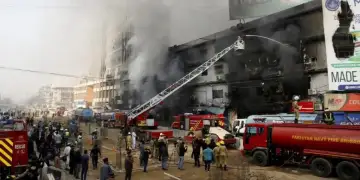 Zjarr masiv në një qendër tregtare në Pakistan, 21 të vdekur dhe dhjetëra të zhdukur