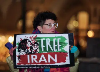 “E mbajta gruan time të vdekur për një orë e gjysmë”/ Dëshmi nga protestuesit në Iran