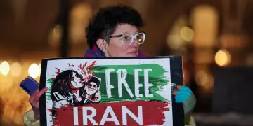 “E mbajta gruan time të vdekur për një orë e gjysmë”/ Dëshmi nga protestuesit në Iran