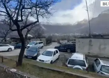 E rëndë në Bulqizë/ Babai plagos me thikë djalin, 29-vjeçari në spital