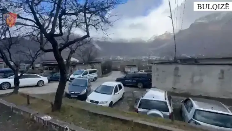 E rëndë në Bulqizë/ Babai plagos me thikë djalin, 29-vjeçari në spital