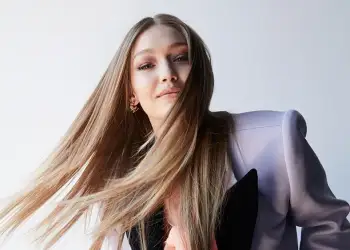 Gigi Hadid hyn në 2026 me një look krejtësisht të ri