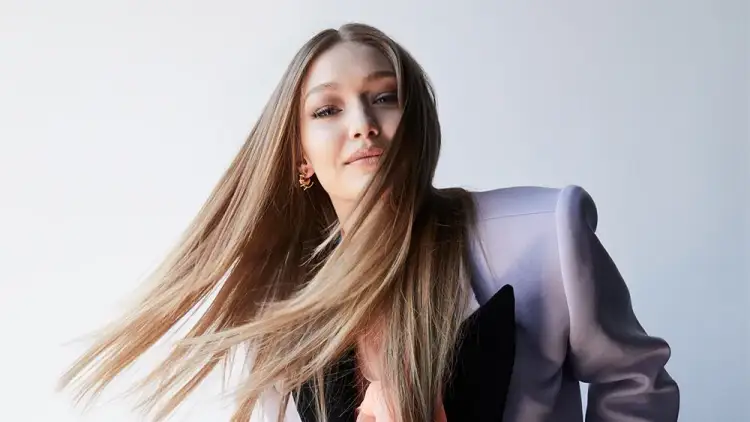 Gigi Hadid hyn në 2026 me një look krejtësisht të ri