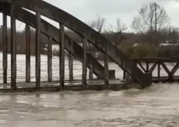 Rritet sërish niveli i lumit Vjosë, banorët paralajmërohen për përmbytje