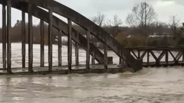 Rritet sërish niveli i lumit Vjosë, banorët paralajmërohen për përmbytje
