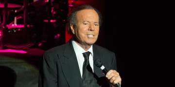 Julio Iglesias akuzohet për sulm seksual nga dy ish-punonjëse