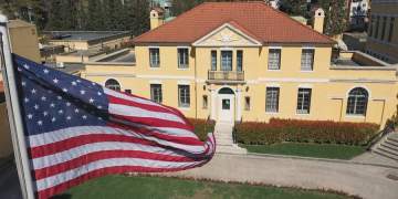 Pezullimi i vizave të emigracionit, Ambasada Amerikane në Tiranë reagon sërish