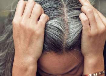 Flokët e bardha nuk tregojnë gjithmonë plakjen: Çfarë i shkakton thinjat e hershme