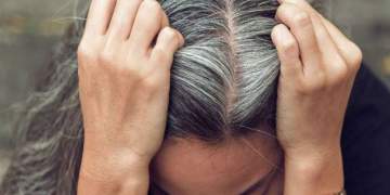 Flokët e bardha nuk tregojnë gjithmonë plakjen: Çfarë shkakton thinjat e hershme