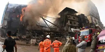 Zjarr “i frikshëm” në qendër tregtare në Pakistan: 6 të vdekur dhe dhjetëra të plagosur