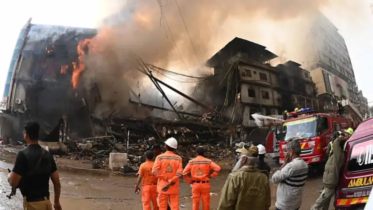 Zjarr “i frikshëm” në qendër tregtare në Pakistan: 6 të vdekur dhe dhjetëra të plagosur