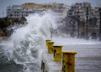 Moti ekstrem në Greqi shënon viktimën e parë, vendi në alarm maksimal