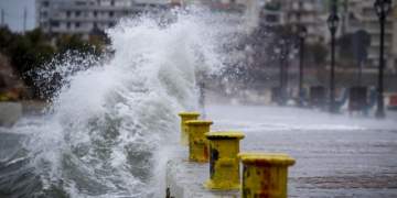 Moti ekstrem në Greqi shënon viktimën e parë, vendi në alarm maksimal