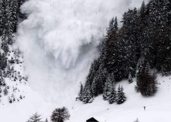 Një tjetër skiator humb jetën në një ortek në Alpe, gati 20 të vrarë në një muaj