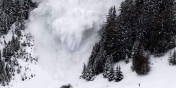 Një tjetër skiator humb jetën në një ortek në Alpe, gati 20 të vrarë në një muaj