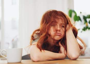 Kur lodhja vjen pa arsye: Pse ndiheni të lodhur, edhe kur pushoni?