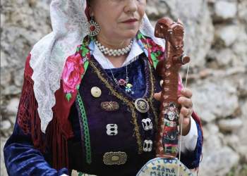 Lumturije Nonaj, e vetmja rapsode grua në botë që i bie lahutës