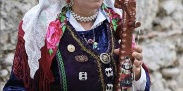 Lumturije Nonaj, e vetmja rapsode grua në botë që i bie lahutës