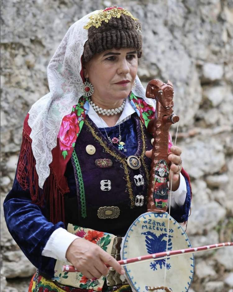 Lumturije Nonaj, e vetmja rapsode grua në botë që i bie lahutës