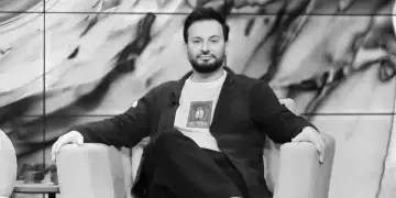 Pas dhunës barbare, personazhin provokativ Elton Tozaj e kërcënojnë për jetën, i lyejnë shtëpinë me benzinë/ Ku është policia?