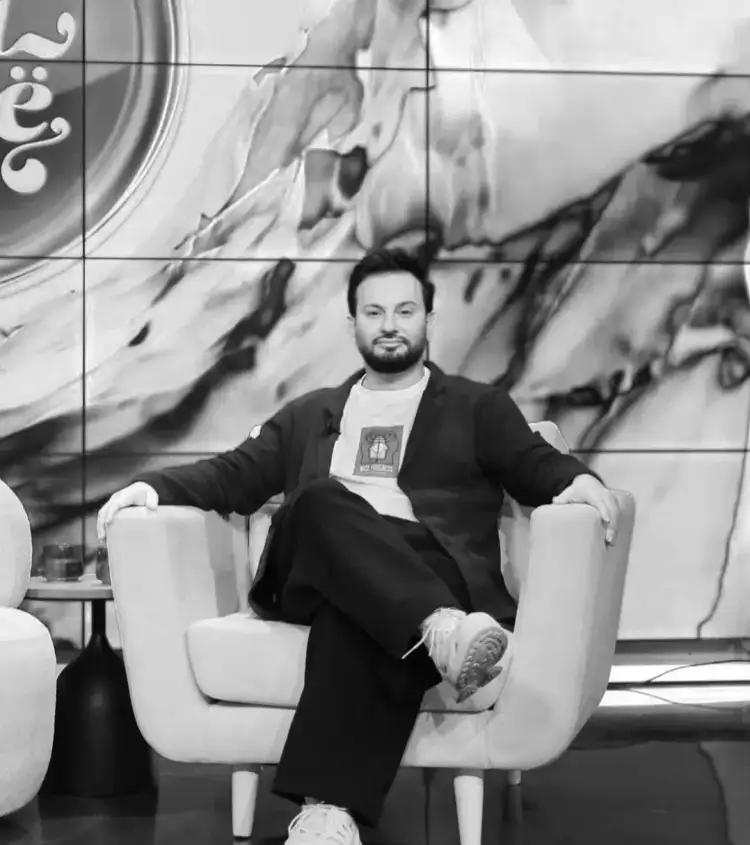 Pas dhunës barbare, personazhin provokativ Elton Tozaj e kërcënojnë për jetën, i lyejnë shtëpinë me benzinë/ Ku është policia?