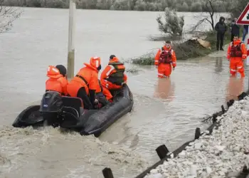 Përmbytjet vijojnë për të katërtën ditë radhazi/ Mbi 13 mijë ha tokë dhe 1 587 banesa të përmbytura