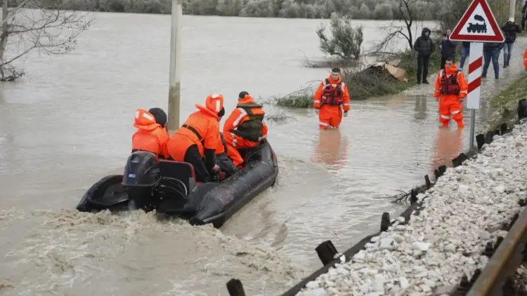 Përmbytjet vijojnë për të katërtën ditë radhazi/ Mbi 13 mijë ha tokë dhe 1 587 banesa të përmbytura
