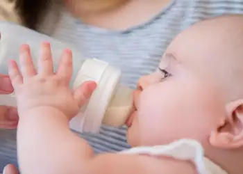 Nestle tërheq produktet formulë për foshnje për shkak të toksinës së mundshme