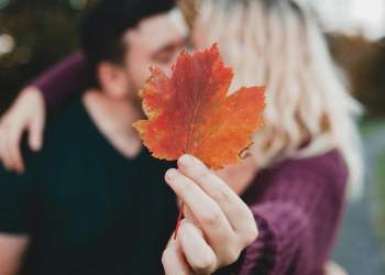 Studimi: Lidhjet që fillojnë në vjeshtë kanë më shumë gjasa të mbijetojnë!