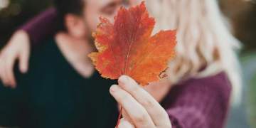 Studimi: Lidhjet që fillojnë në vjeshtë kanë më shumë gjasa të mbijetojnë!